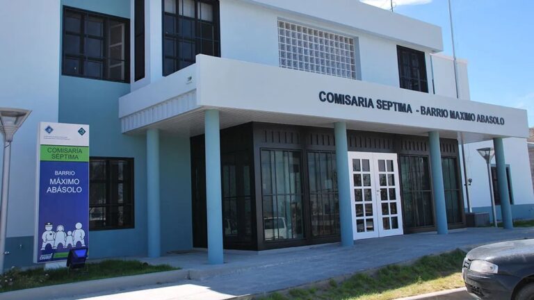 Policía y bomberos trabajan en el exterior de la Comisaría Séptima de Comodoro Rivadavia tras incendio en celda