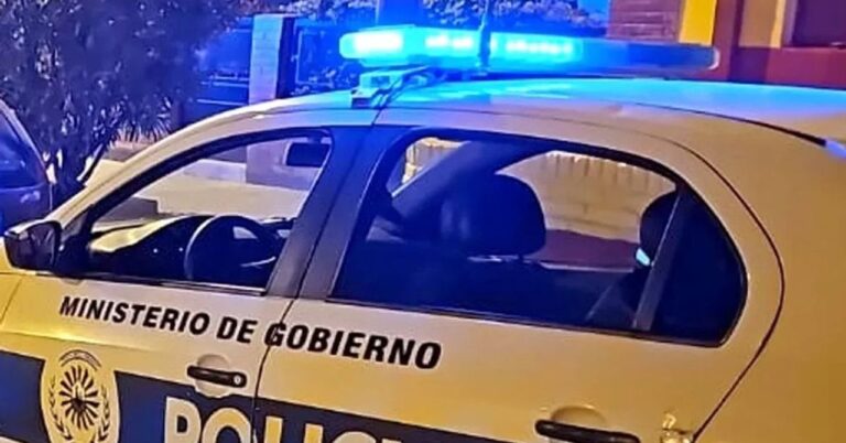 Ilustración genérica de patrulla policial en una calle residencial de noche