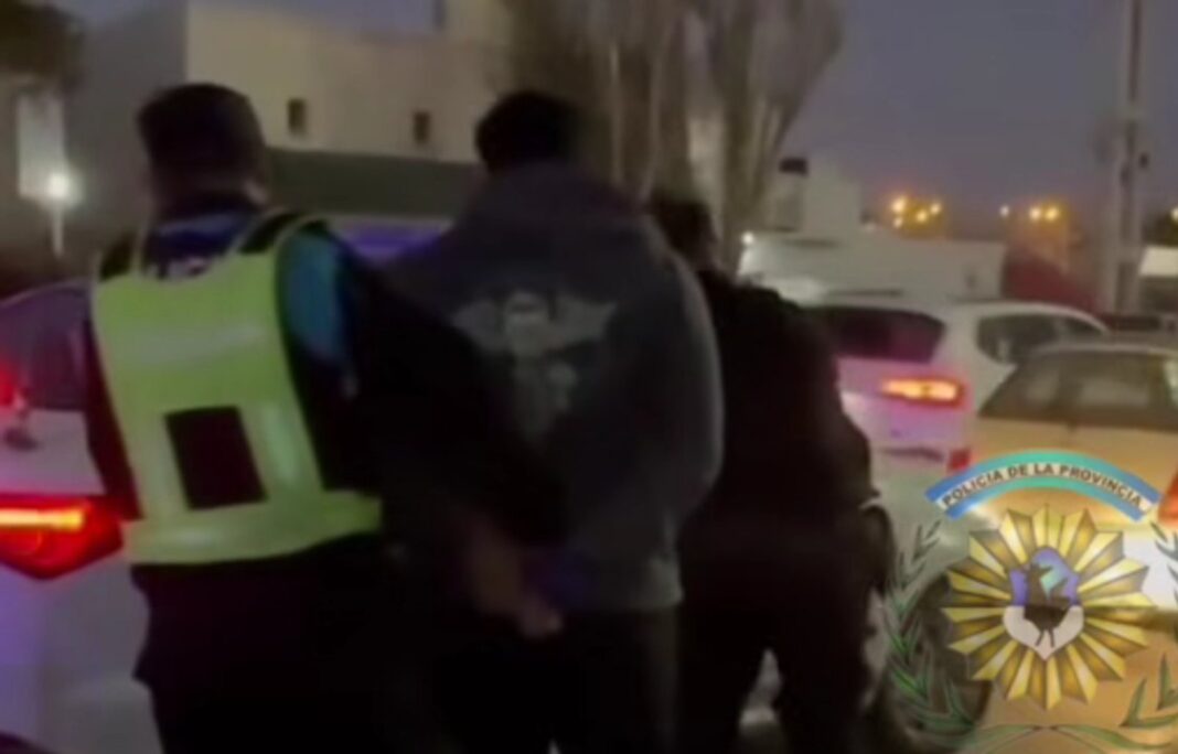 Efectivos policiales realizando un control vehicular en una calle de Puerto Madryn, Chubut.