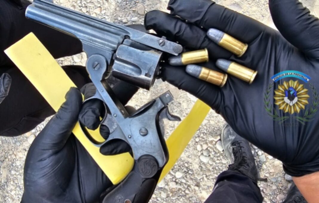 Efectivos policiales realizando un procedimiento de seguridad en una avenida de Trelew.