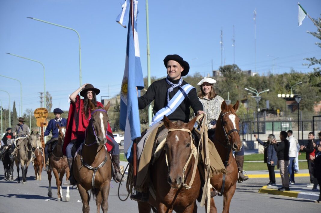 Acto central y desfile durante el 107° aniversario de la localidad de Dolavon, Chubut.