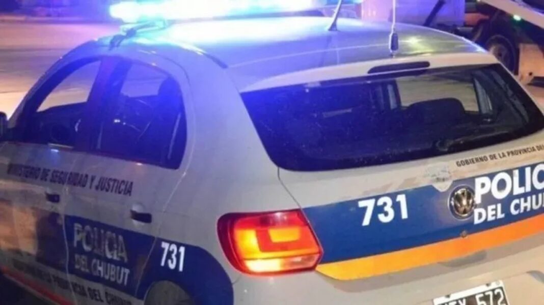 Policía detiene a dos jóvenes por daños a camioneta en Comodoro Rivadavia