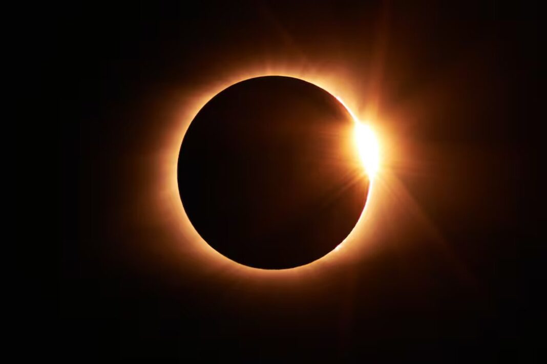 Representación artística de un eclipse solar anular o 'anillo de fuego' sobre el paisaje cordillerano de Esquel, Chubut.