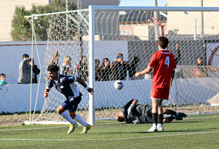 Fabián Garay, delantero de Jorge Newbery de Comodoro Rivadavia, en acción de juego.