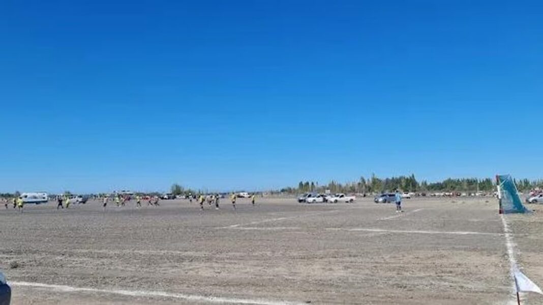 Homenaje y partido de fútbol de veteranos en Rawson, Chubut.
