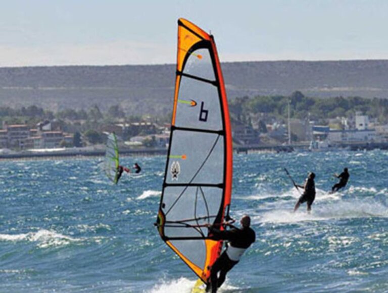 Playa de Puerto Madryn con actividad de windsurf