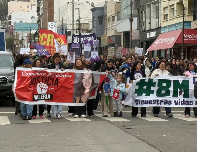 Concentración de personas en una plaza de Comodoro Rivadavia durante una movilización por justicia.