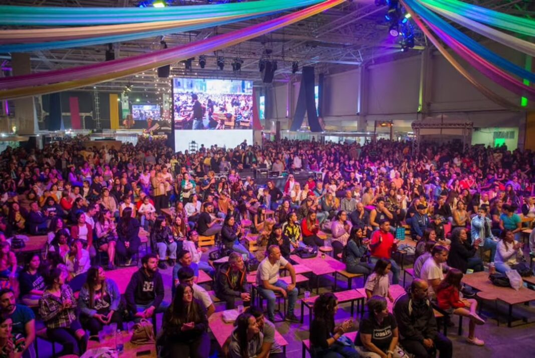 Público disfrutando de los stands y propuestas gastronómicas en una edición anterior del Festín de Sabores en Comodoro Rivadavia.
