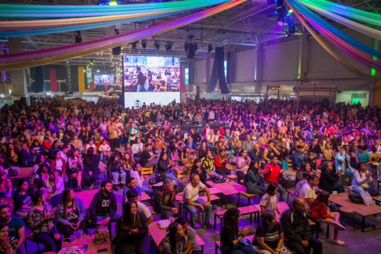 Público disfrutando de los stands y propuestas gastronómicas en una edición anterior del Festín de Sabores en Comodoro Rivadavia.