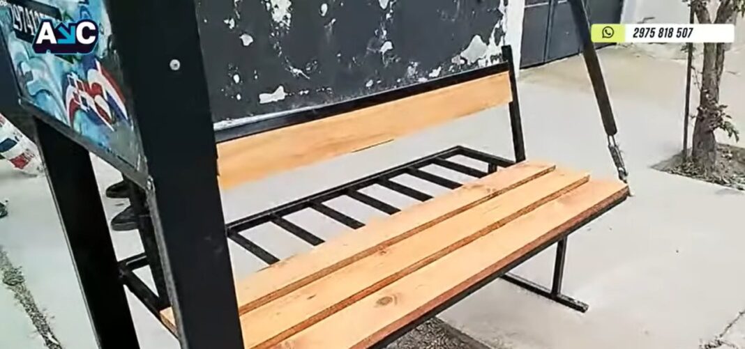 Banco instalado frente a una barbería en el barrio 9 de Julio de Comodoro Rivadavia