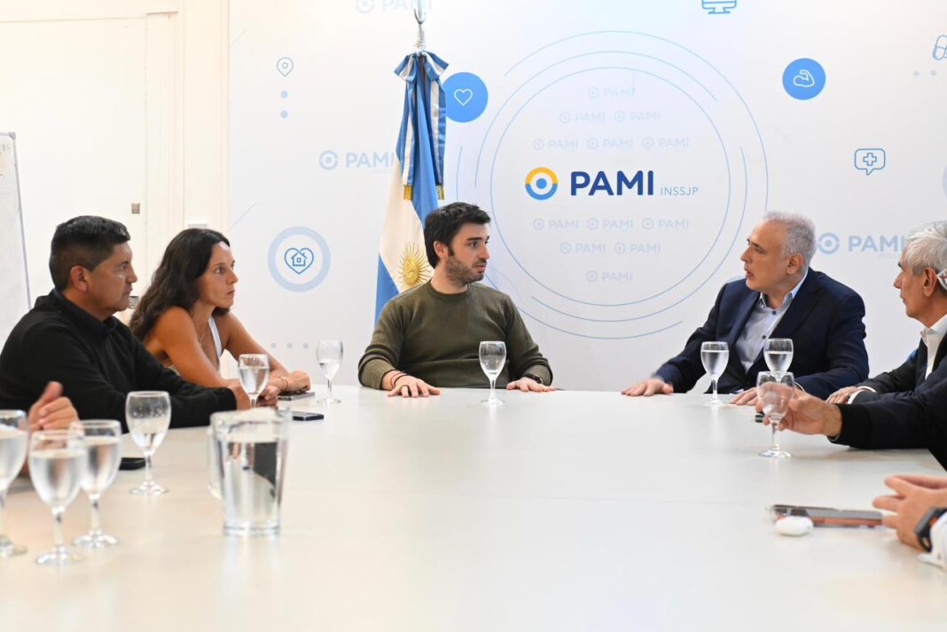 Gobernador Ignacio Torres en reunión con autoridades del PAMI.