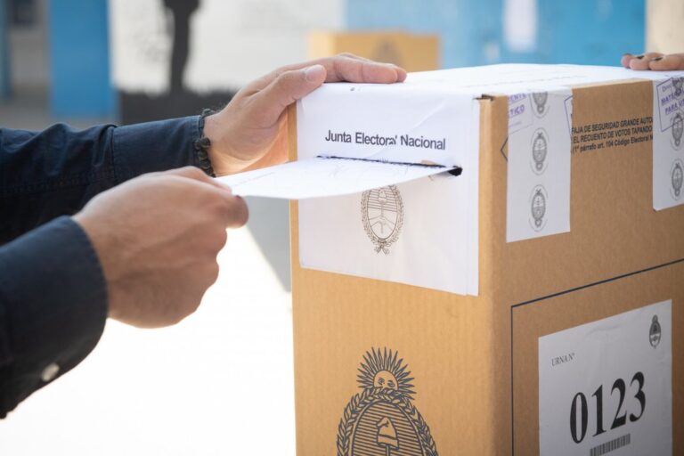 Ilustración de un sobre de votación y un símbolo de justicia, representando la reforma electoral.