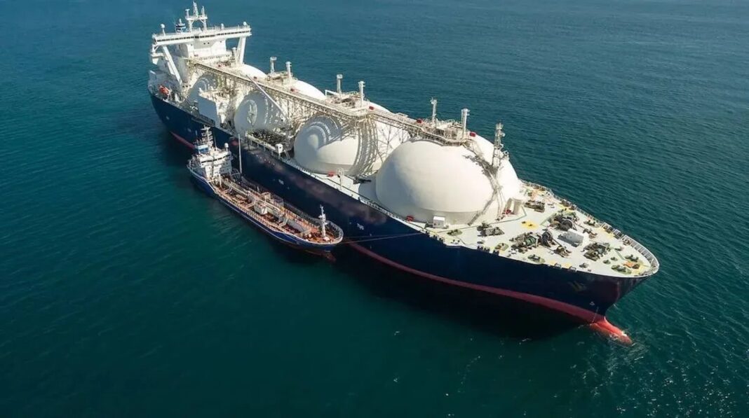 Planta de Gas Natural Licuado con bandera argentina