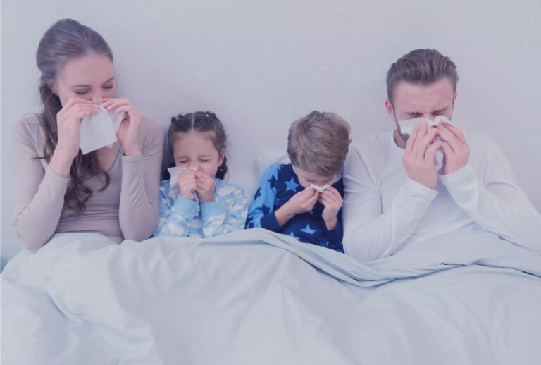 Ilustración científica que representa la proteína dermcidina bloqueando la entrada del virus de la gripe a una célula humana.