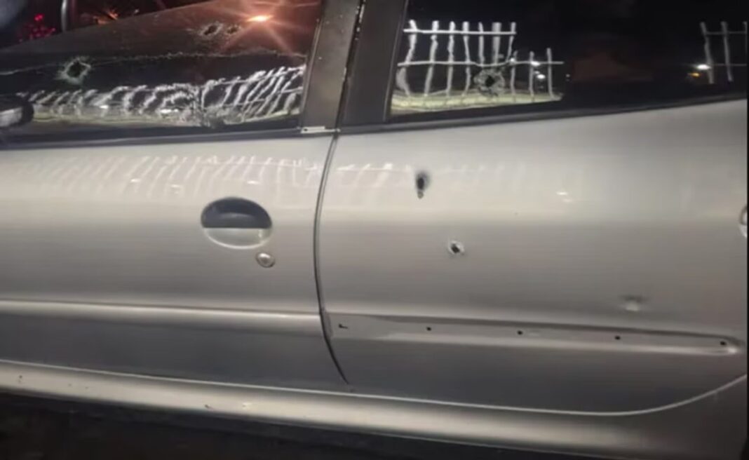 Auto Peugeot con impactos de bala en la escena del doble homicidio en Comodoro Rivadavia