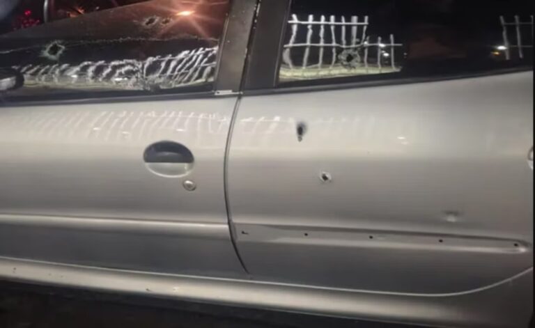Auto Peugeot con impactos de bala en la escena del doble homicidio en Comodoro Rivadavia