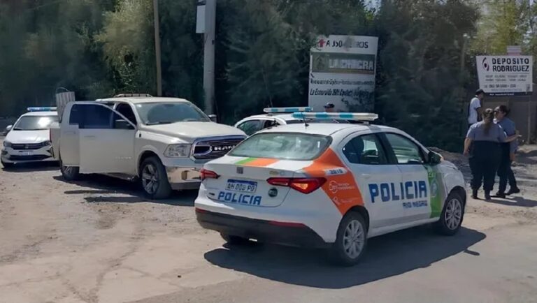 Ilustración de una máquina desarenadora en un predio rural, relacionada con el caso de allanamiento.