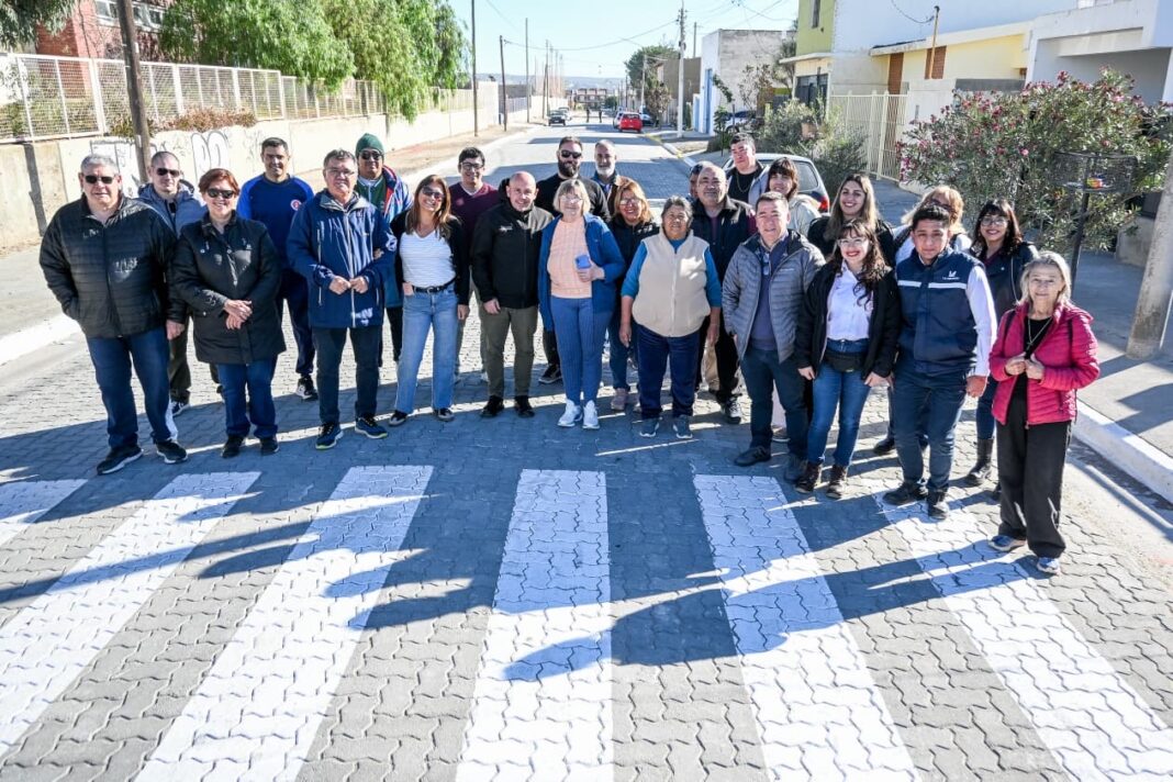 Intendente Gustavo Sastre junto a vecinos en la inauguración del adoquinado en calle Jujuy, barrio Provincias Unidas, Puerto Madryn.