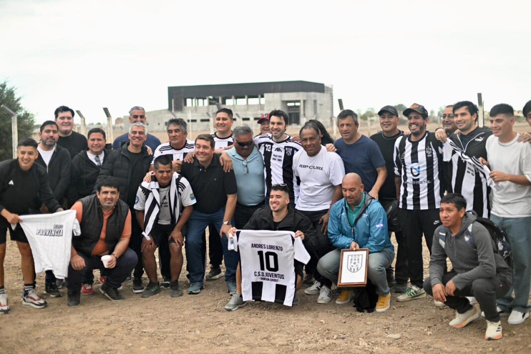 Autoridades provinciales y locales en el corte de cinta del nuevo Salón de Usos Múltiples del Club Juventus en Rawson.
