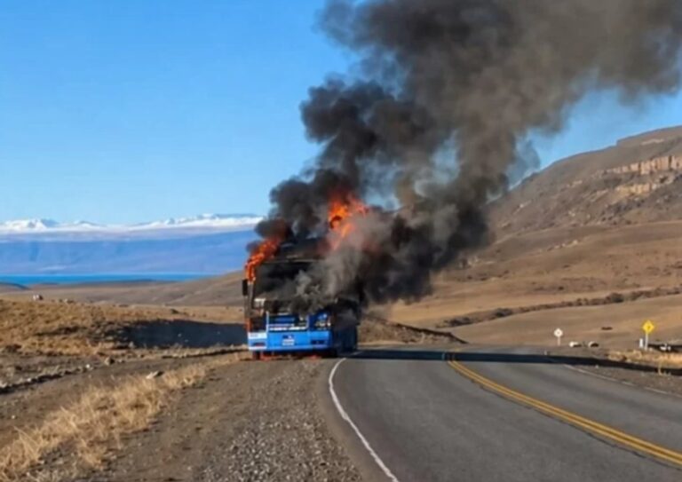 Camión incendiado en la Ruta 40, entre El Calafate y El Chaltén, con columna de humo y vehículos detenidos