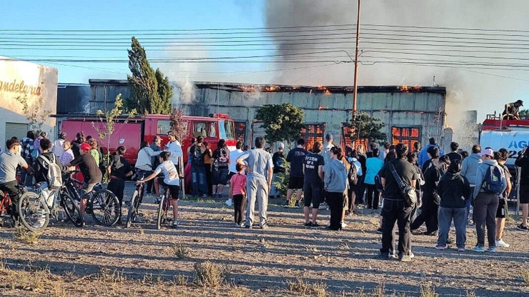 Edificio del ex Hotel Argentino en Pico Truncado consumido por las llamas de un incendio.