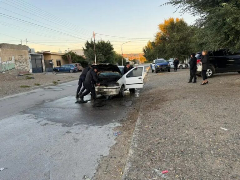 Vehículo incendiado en la calle tras una explosión en el motor, en Caleta Olivia, Chubut.