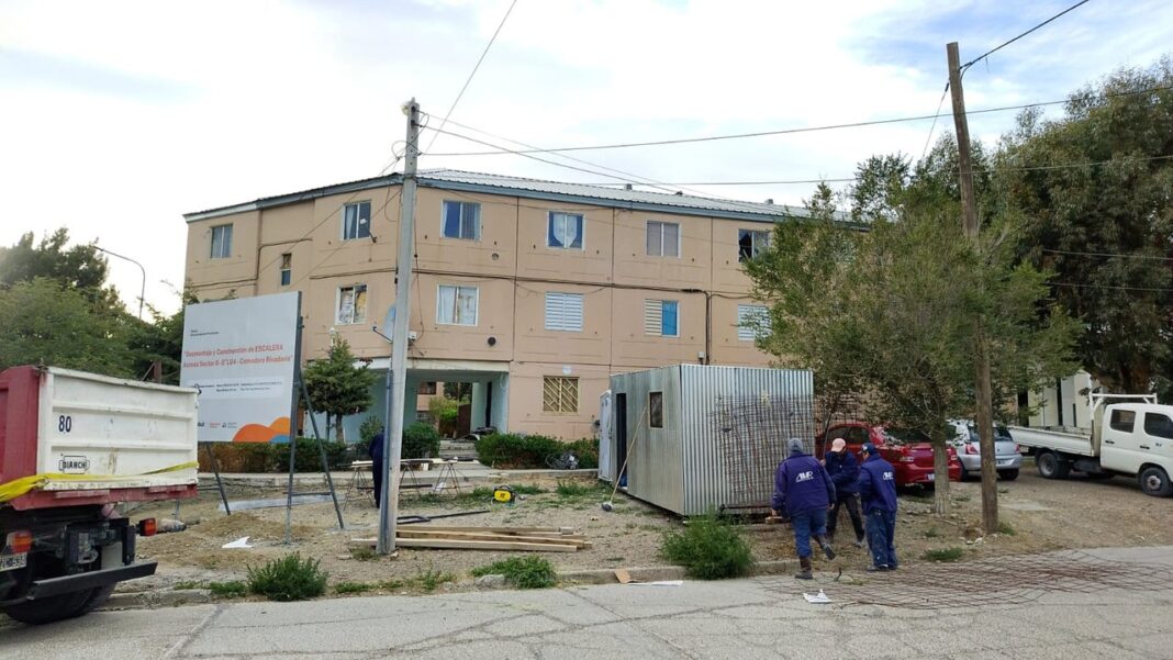 Trabajos de inicio de obra en el edificio de LU4, Comodoro Rivadavia, tras más de dos años del derrumbe.