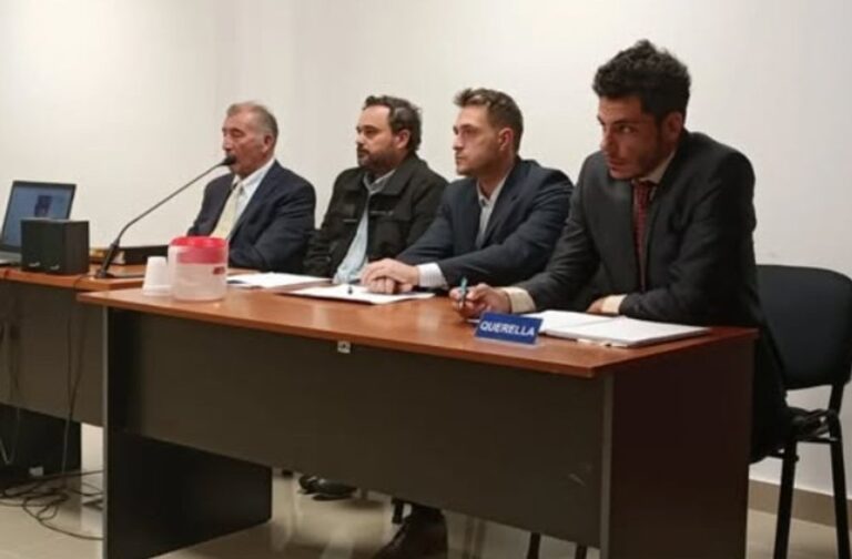 Fachada del edificio de la Justicia de Chubut con cartel de investigación penal