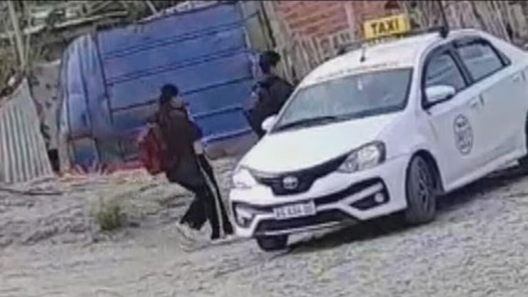 Ilustración de balanza de la justicia sobre un mapa de la provincia de Chubut.