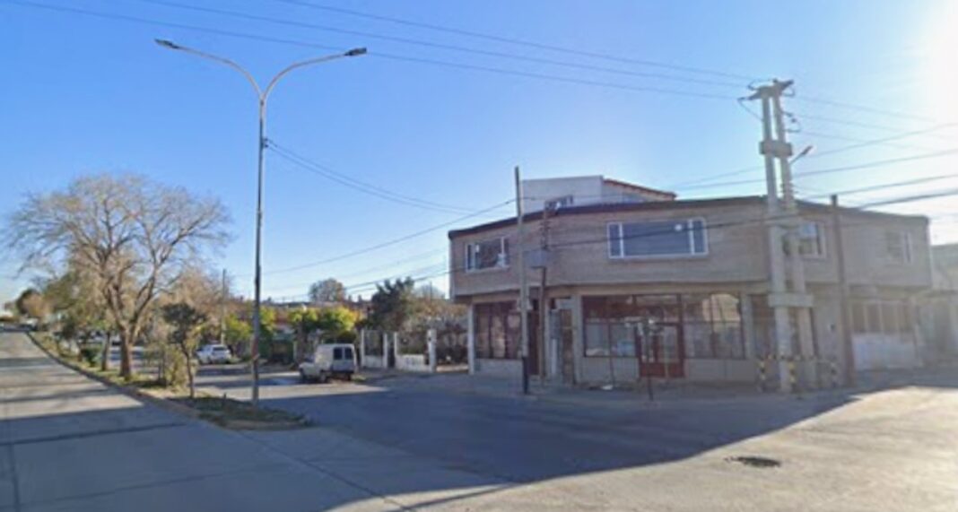 Ilustración de ambulancia y hospital, referencia al hecho ocurrido en Comodoro Rivadavia.