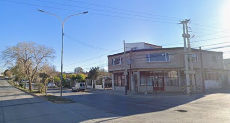 Ilustración de ambulancia y hospital, referencia al hecho ocurrido en Comodoro Rivadavia.