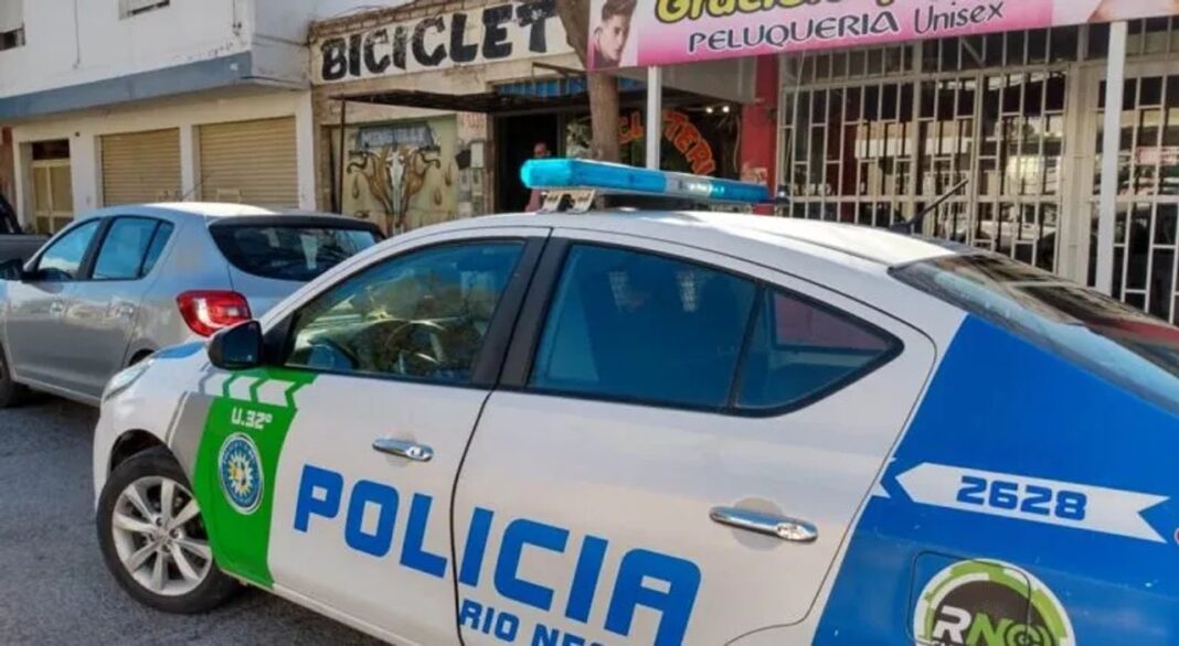 Ilustración de ambulancia y cinta de policía representando un hecho violento en la vía pública.