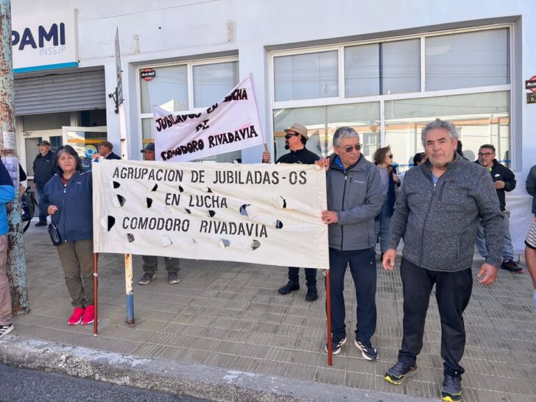 Jubilados entregando petitorio en el Municipio de Comodoro Rivadavia