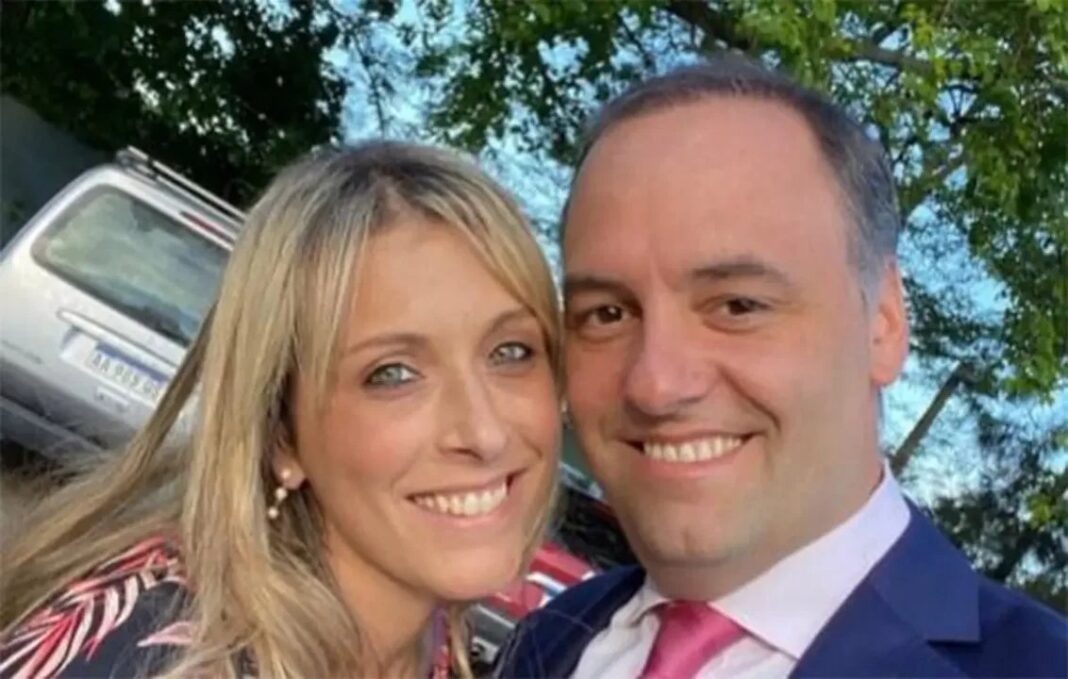 Avión en pista de aeropuerto, ilustración referida a viajes.