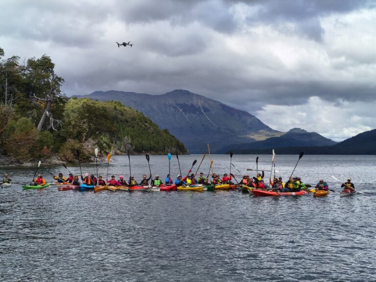 Grupo de kayakistas navegando en las aguas del Lago Futalaufquen, Parque Nacional Los Alerces, Chubut.