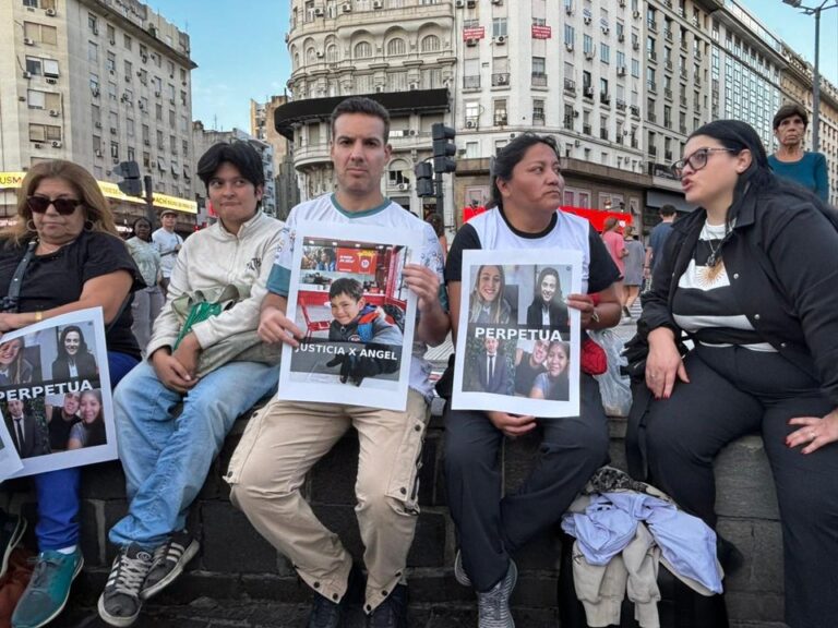 Participantes de la marcha por justicia para Ángel frente al Obelisco en Buenos Aires