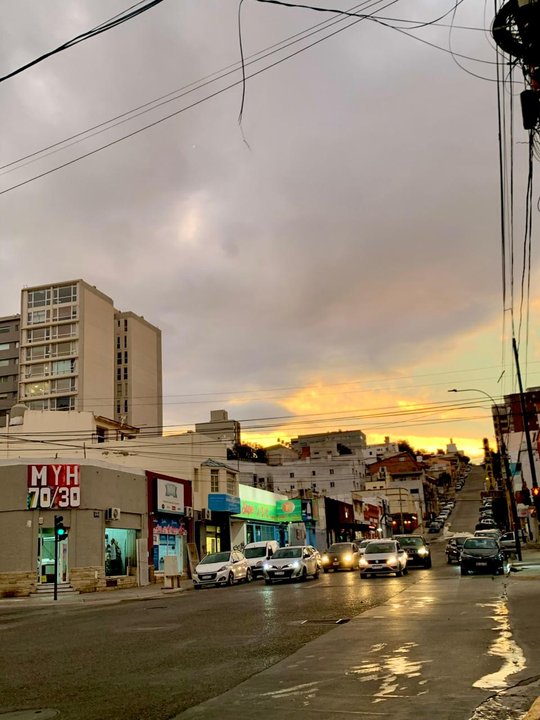 Cielo nublado y lluvioso en Comodoro Rivadavia con alerta meteorológica