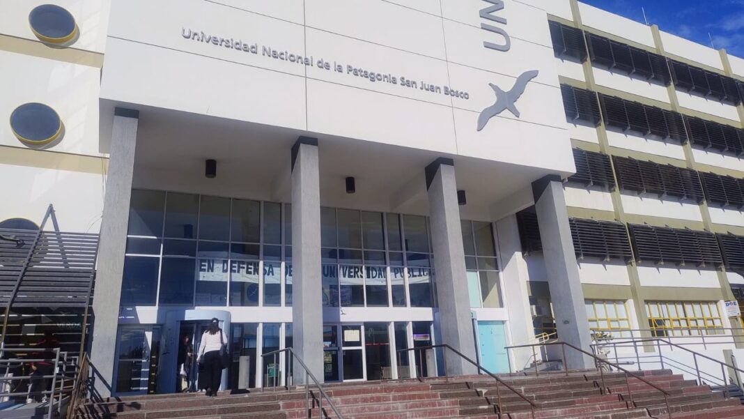Estudiantes secundarios recorriendo stands en la jornada La Universidad te recibe de la UNPSJB