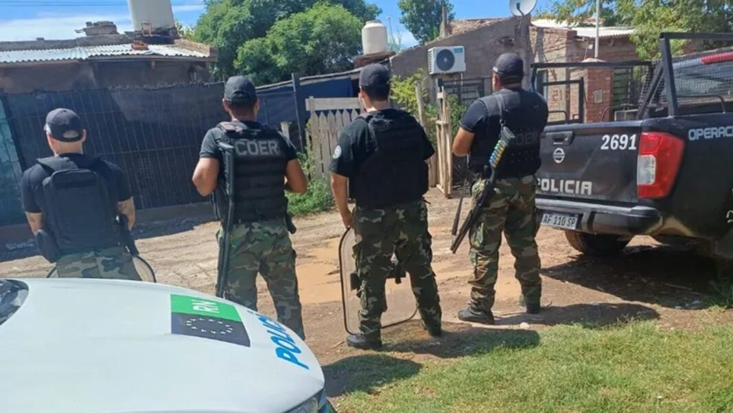 Policía durante allanamiento en Neuquén