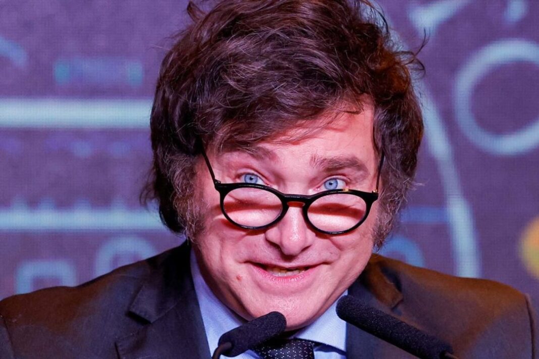 Presidente Javier Milei durante una conferencia de prensa sobre indicadores económicos.