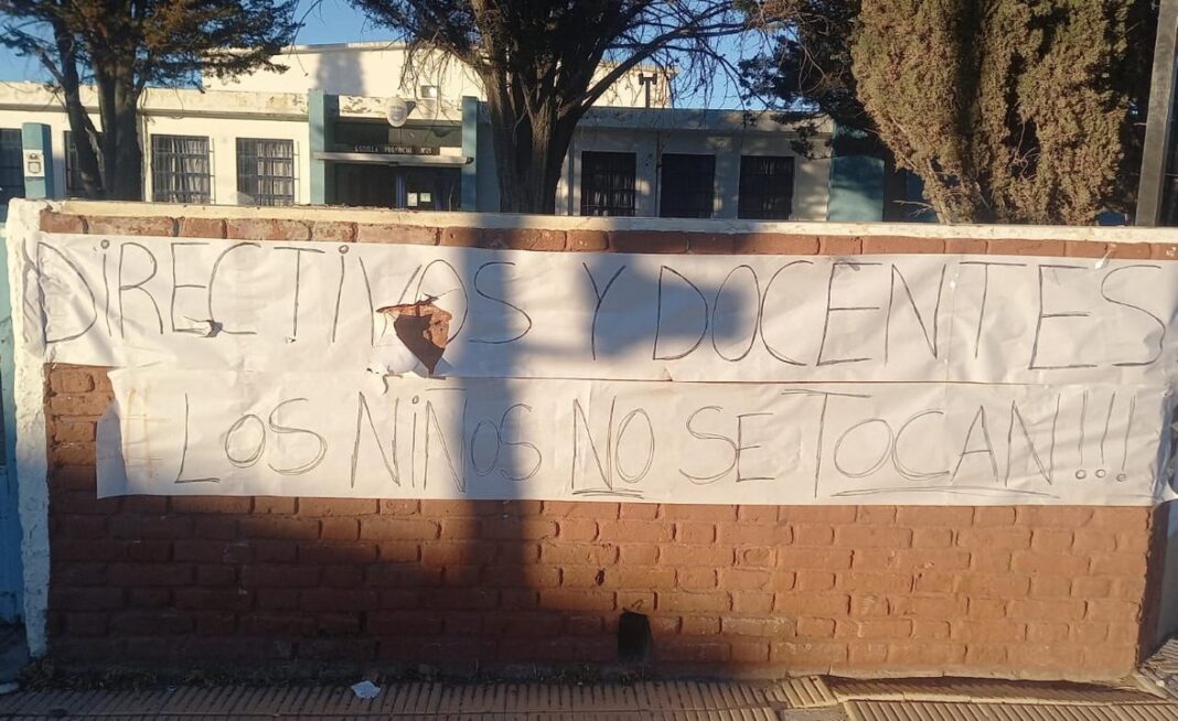 Fachada de una escuela o ilustración genérica representando el ámbito educativo.