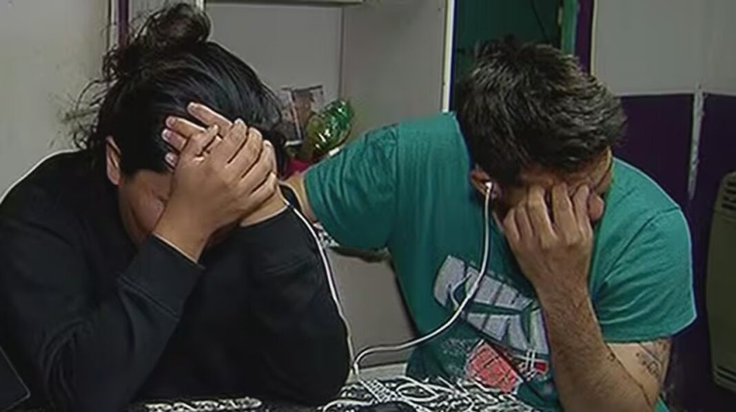 Ilustración genérica de silueta de niño con fondo de paisaje chubutense