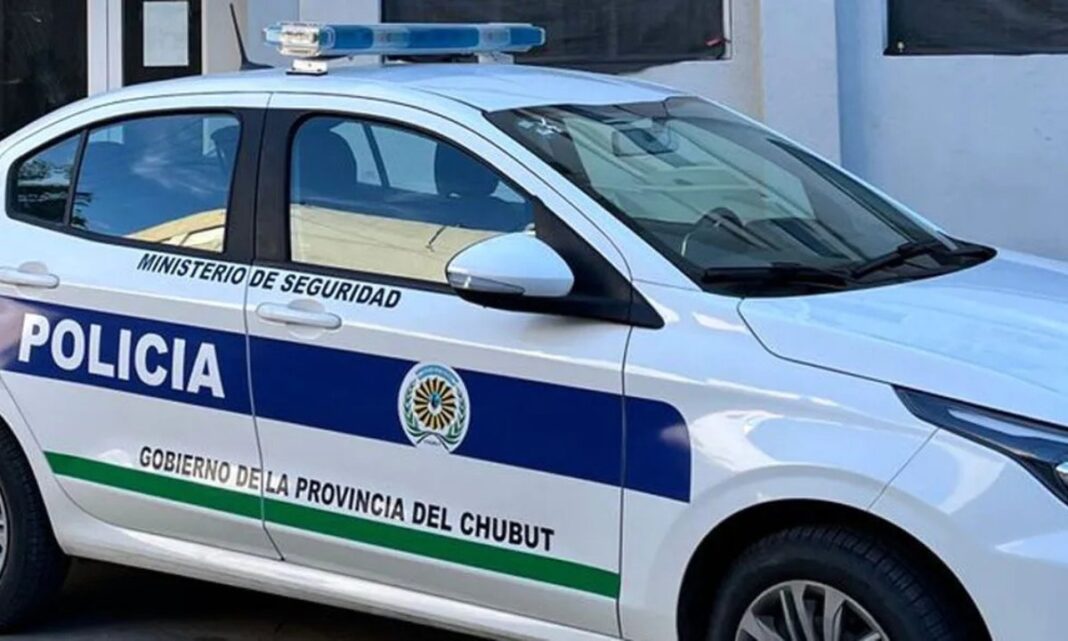 Operativo de emergencia en la calle tras un atropello en Trelew, Chubut.