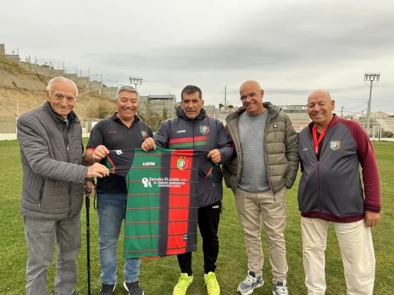 Luis Murúa en el banco de suplentes del Club Deportivo Portugués