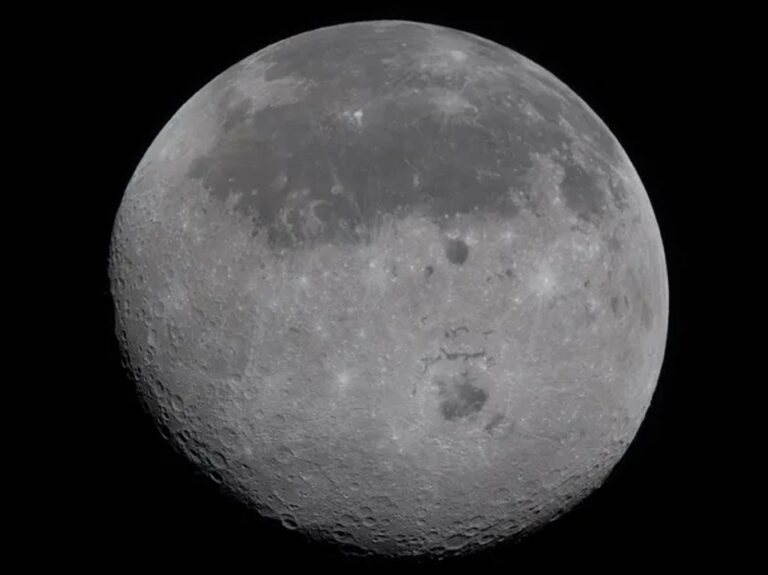 Imagen de la cara oculta de la Luna con la Tierra en el horizonte, captada por la nave Orion de la NASA.