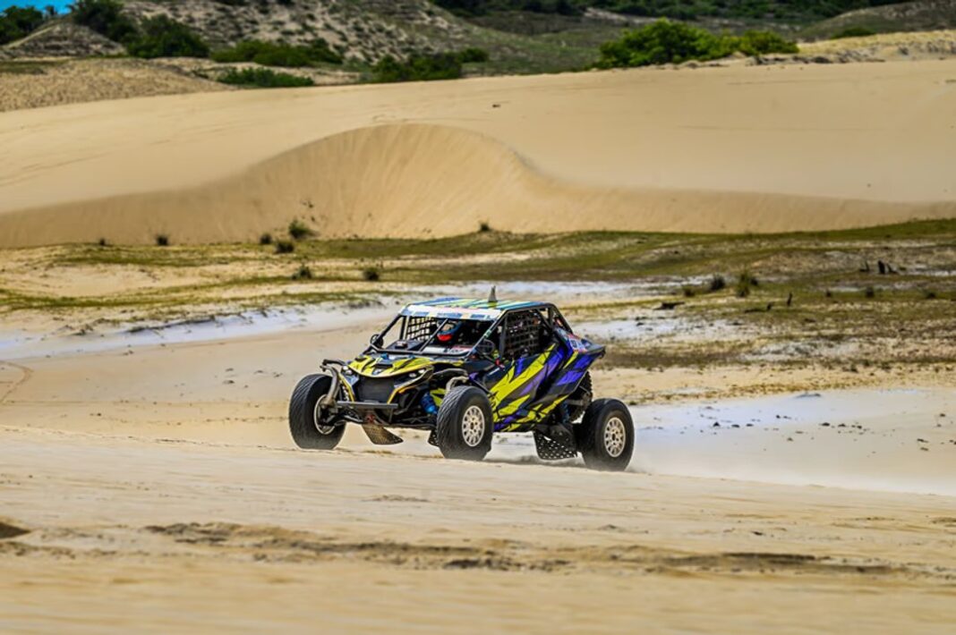 Nazareno López, piloto de Rada Tilly, celebra su victoria en el Rally RN 1500 de Brasil.