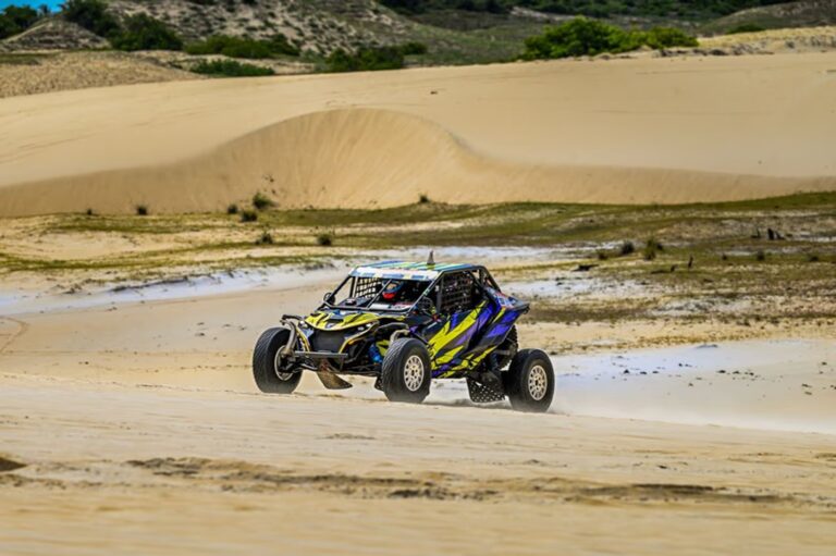 Nazareno López, piloto de Rada Tilly, celebra su victoria en el Rally RN 1500 de Brasil.