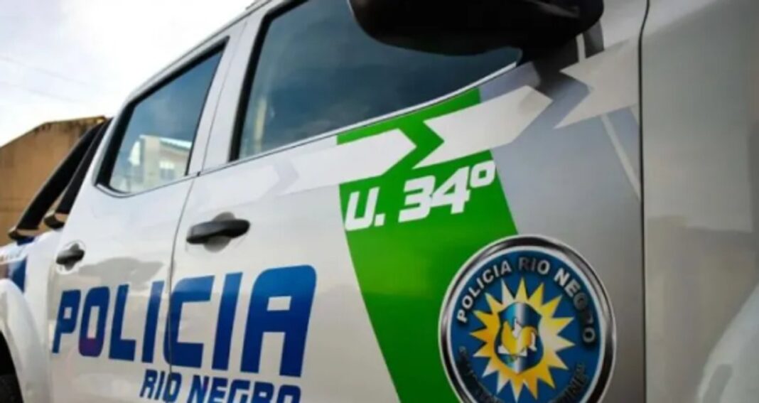 Policía en la puerta de una vivienda en El Bolsón