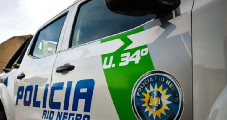 Policía en la puerta de una vivienda en El Bolsón