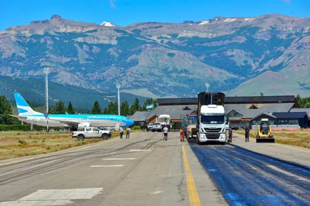 Maquinaria vial y camioneta 4x4 en entorno invernal, representando las compras de Neuquén.